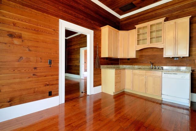 Skuteczne sposoby na wyczyszczenie boazerii w kuchni bez uszkodzeń Skuteczne sposoby na wyczyszczenie boazerii w kuchni bez uszkodzeń