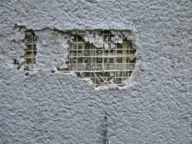 Jak naprawić dziurę w elewacji i uniknąć kosztownych błędów Jak naprawić dziurę w elewacji i uniknąć kosztownych błędów