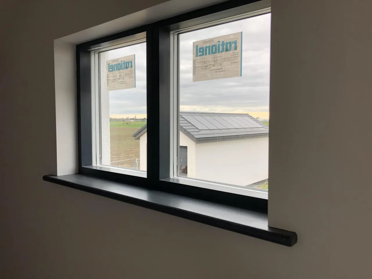 Jakie parapety wewnętrzne do antracytowych okien wybrać, by uniknąć błędów? Jakie parapety wewnętrzne do antracytowych okien wybrać, by uniknąć błędów?