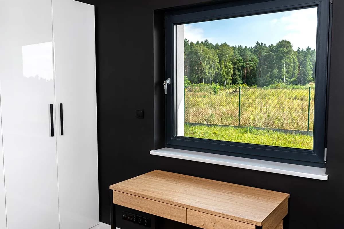 Jakie parapety wewnętrzne do ciemnych okien wybrać, aby zyskać harmonię? Jakie parapety wewnętrzne do ciemnych okien wybrać, aby zyskać harmonię?