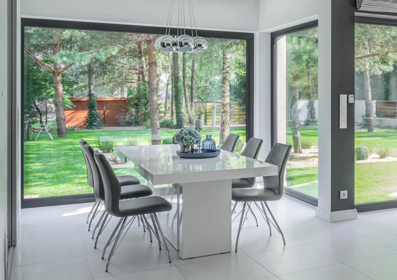 Okno w ramie czy w skrzydle – które lepsze dla Twojego domu? Okno w ramie czy w skrzydle – które lepsze dla Twojego domu?