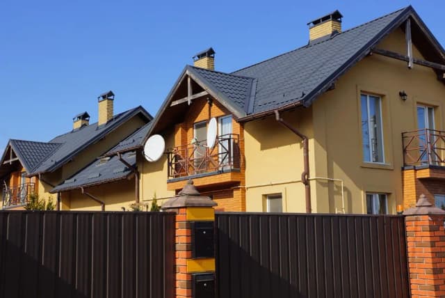 Jaki kolor pasuje do żółtej elewacji? Sprawdź najlepsze inspiracje kolorystyczne Jaki kolor pasuje do żółtej elewacji? Sprawdź najlepsze inspiracje kolorystyczne