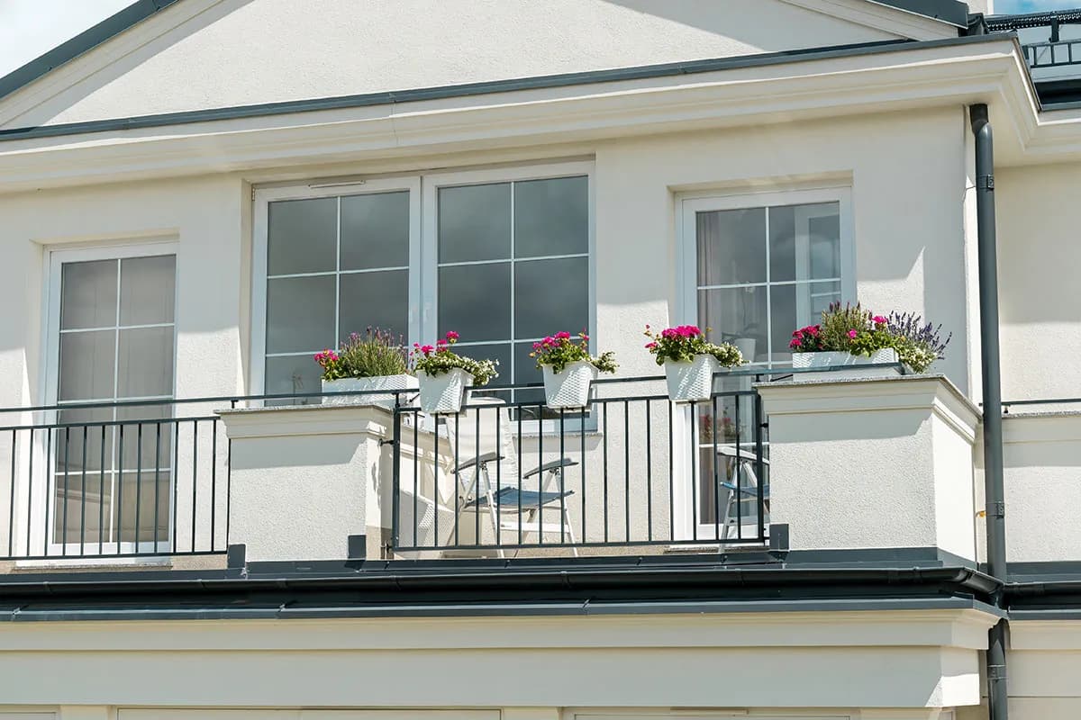 Jaki kolor elewacji do białych okien? Sprawdzone inspiracje i porady Jaki kolor elewacji do białych okien? Sprawdzone inspiracje i porady