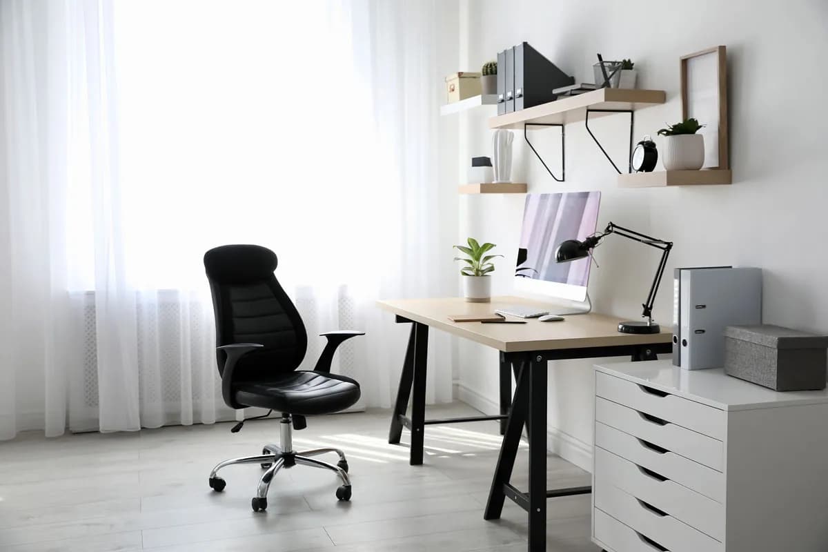 Jak ustawić monitor względem okna, aby uniknąć odblasków i poprawić komfort pracy Jak ustawić monitor względem okna, aby uniknąć odblasków i poprawić komfort pracy