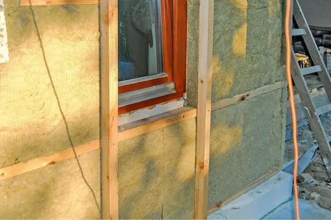 Jaka wełna na elewacje drewniane? Porównanie typów i kosztów izolacji Jaka wełna na elewacje drewniane? Porównanie typów i kosztów izolacji