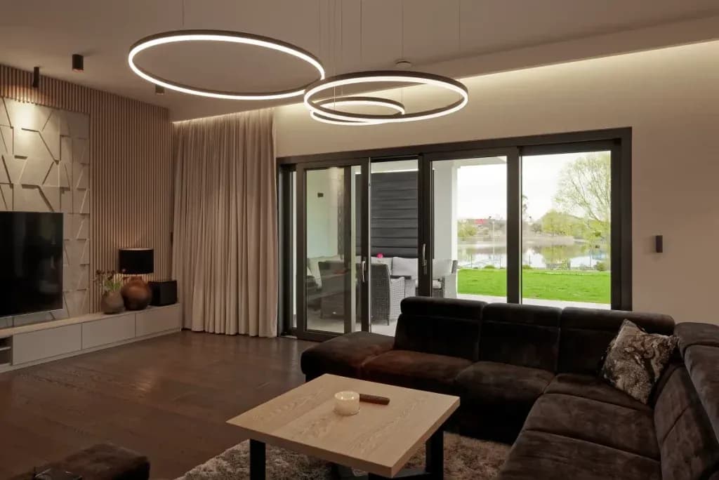 Czym zasłonić duże okna w salonie? Inspiracje i praktyczne rozwiązania Czym zasłonić duże okna w salonie? Inspiracje i praktyczne rozwiązania