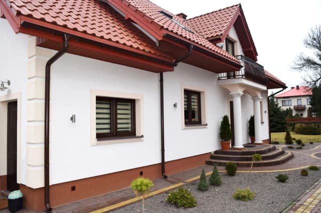 Z czego cokół na elewacji? Wybór materiałów, ich właściwości i koszty Z czego cokół na elewacji? Wybór materiałów, ich właściwości i koszty