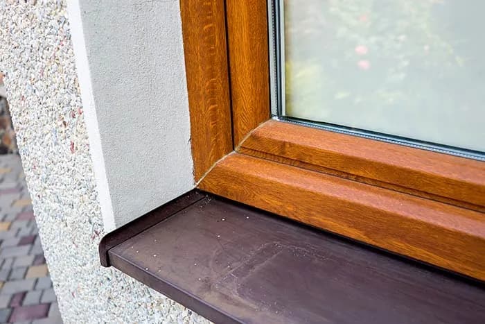 Czym uszczelnić szparę między oknem a parapetem, aby uniknąć kosztów? Czym uszczelnić szparę między oknem a parapetem, aby uniknąć kosztów?